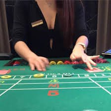 jackpot city ကာစီနို live blackjack baccarat table ကစားသမား ဖုန်း tablet ဖြင့် mobile casino ကစားနေသော မြင်ကွင်း